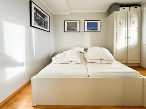 1 cama blanca grande en una habitación blanca en Big And Modern Apartment At Beitostølen, en Beitostølen 8 fotos más