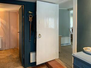 une porte ouverte dans une pièce dans l'établissement Protected Gem By Glænø's Verdant Woods, à Skælskør 25 autres photos