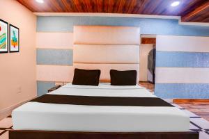 a bedroom with a large bed in a room at Collection O Palava Dombivali in Mumbai