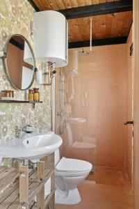 洛肯70'S Style Summerhouse Near Løkken的浴室里有马桶、洗手池和镜子。 更多28张照片