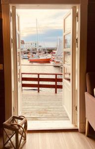 Μπαλκόνι ή βεράντα στο Charming Cabin On Veiholmen's Inner Harbor