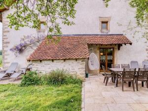 a table and chairs in front of a building at Gîte calme proche Villersexel, nature et activités - FR-1-583-450 in Esprels