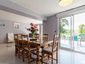 una sala da pranzo con tavolo e sedie e una porta a vetri di Maison rénovée au bord de la Saône avec terrasse et jardin - FR-1-583-463 a Rigny Altre 11 foto
