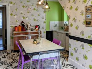 O bucătărie sau chicinetă la Maison confortable près de Luxeuil-les-Bains - FR-1-583-474 +7 fotografii