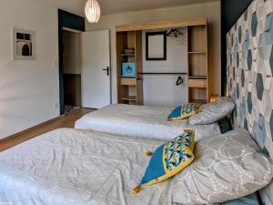 Un pat sau paturi într-o cameră la Maison confortable près de Luxeuil-les-Bains - FR-1-583-474