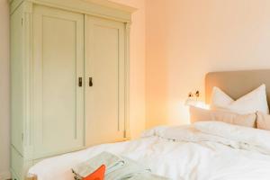 Ένα ή περισσότερα κρεβάτια σε δωμάτιο στο Bright Holiday Flat On Estate With Nature Views