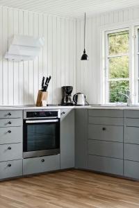Η κουζίνα ή μικρή κουζίνα στο Klassisk Og Kærligt Renoveret Nær Strand