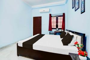 Una cama o camas en una habitación de Collection O Lucknow Samudayik Community Center 20 fotos más