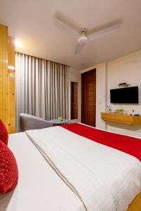 Postel nebo postele na pokoji v ubytování RR Residency