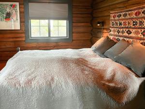 Katil atau katil-katil dalam bilik di Log Cabin With Views Over Turufjell