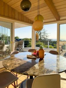Χώρος καθιστικού στο Colourful Home With Panorama Near Sejer Bay