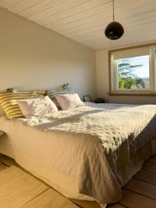 Ένα ή περισσότερα κρεβάτια σε δωμάτιο στο Colourful Home With Panorama Near Sejer Bay