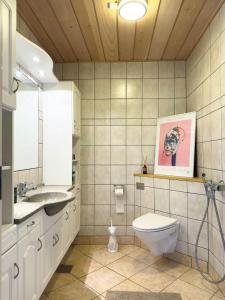 Ένα μπάνιο στο Colourful Home With Panorama Near Sejer Bay