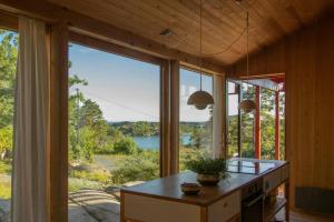 una cucina con una grande finestra con vista sul lago di Architectural Gem With A View Of Lyngør a Risør