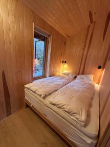 Posto letto in camera in legno con finestra. di Architectural Gem With A View Of Lyngør a Risør