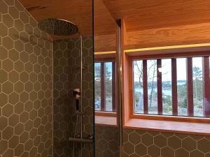 una doccia con una porta in vetro in un bagno di Architectural Gem With A View Of Lyngør a Risør