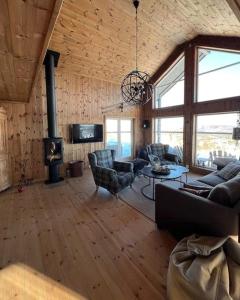 ein Wohnzimmer mit Couch und Kamin in der Unterkunft Modern Family Cabin By Gautefall Ski Trails in Gautefall