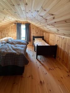 1 Schlafzimmer mit 2 Betten in einer Holzhütte in der Unterkunft Modern Family Cabin By Gautefall Ski Trails in Gautefall + 23 Fotos