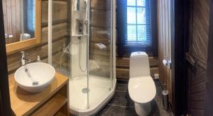 Et badeværelse på Large Log Cabin, Ski Fun Near Dagali