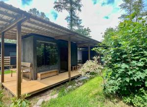 een huis met een terras rondom in een tuin bij Japanese-Inspired Nature Gem In Vejby Strand in Vejby +25 foto's