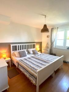 Postel nebo postele na pokoji v ubytování Gemütliche 2 Zi-FeWo mit Terrasse, Strandnähe, WIFI