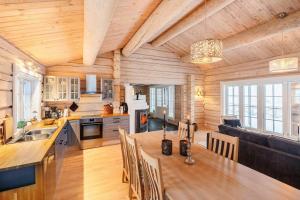 Η κουζίνα ή μικρή κουζίνα στο Cozy And Spacious Family Cabin In Valdres