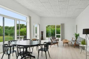 Μια τηλεόραση ή/και κέντρο ψυχαγωγίας στο Modern Holiday Home At Sjællands Odde