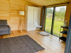 Charming Holiday Home Near The Beach的休息区