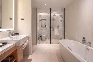 Koupelna v ubytování Hampton by Hilton Nanhai Haikou + 116 fotografií