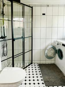 Koupelna v ubytování 1800S Holiday Home Near Åsnen And National Park