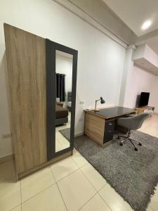 TV a/nebo společenská místnost v ubytování K2 Seaside Suites