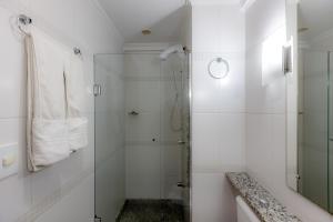 Un baño de APT 1 Dorm com VAGA - 400m da Praia