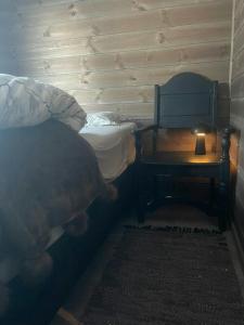 Un dormitorio con una cama y una mesa con una lámpara. en Mountain Cabin With Panoramic Views In Savalen, en Tynset 23 fotos más