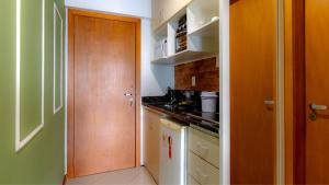 Una cocina o cocineta en APT 1 Dorm com VAGA - 400m da Praia
