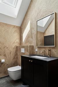 スケーエンにあるNew Holiday Home Near The Beach In Old Skagenの洗面台、トイレ、鏡のあるバスルーム +32枚の写真