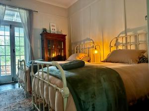 une chambre avec deux lits et une fenêtre dans l'établissement Hilltop Cottage, à Bridgetown