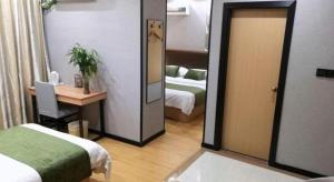 Postel nebo postele na pokoji v ubytování GreenTree Inn Yixing Zhangzhu Express Hotel