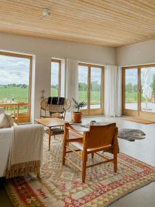 sala de estar con cama, silla y ventanas en Harmony In Furuboda Architectural Family Oasis, en Yngsjö