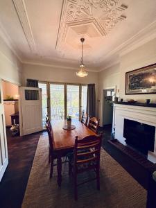une salle à manger avec une table et une cheminée dans l'établissement Hilltop Cottage, à Bridgetown 35 autres photos