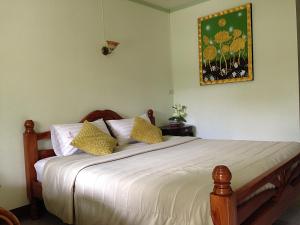 Postel nebo postele na pokoji v ubytování Baan Sala Lung Dam - Fisherman Village