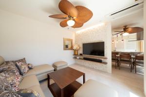 a living room with a couch and a fireplace at Villa NiuHale in Fujisawa