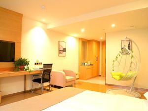 TV a/nebo společenská místnost v ubytování GreenTree Inn Yangzhou East Passenger Station He Garden