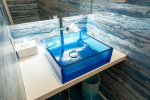 a blue sink in a bathroom with a counter at Villa NiuHale in Fujisawa +18 photos