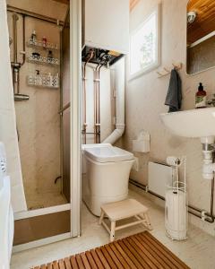 Koupelna v ubytování Adventure Explore Island Life In Idyllic Cottage