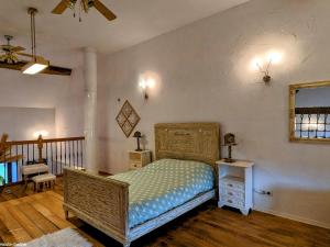 Katil atau katil-katil dalam bilik di Gîte avec espace bien-être, sauna et hammam à Moffans-et-Vacheresse - FR-1-583-447