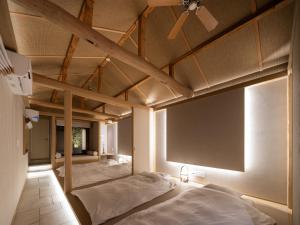 twee stapelbedden in een kamer met een plafond bij KIKUNOYA-hakuga- in Nagoya +26 foto's