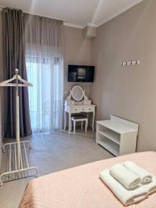 luxury studios & apartments Athanasias客房内的一张或多张床位