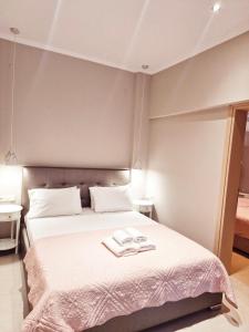 luxury studios & apartments Athanasias客房内的一张或多张床位