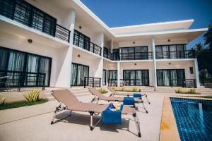 een villa met een zwembad en een patio bij Infinity Bophut Apartments in Bophut 