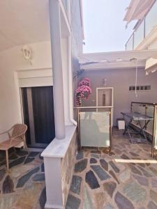 luxury studios & apartments Athanasias的阳台或露台